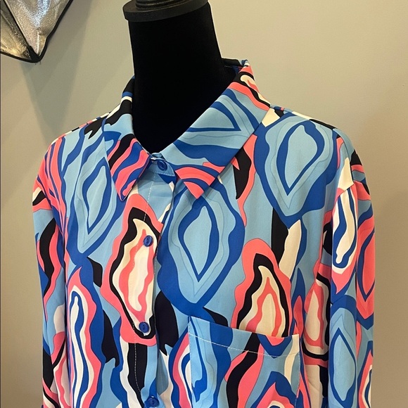 Colorful Abstract Women's Top button front like new - Picture 2 of 2